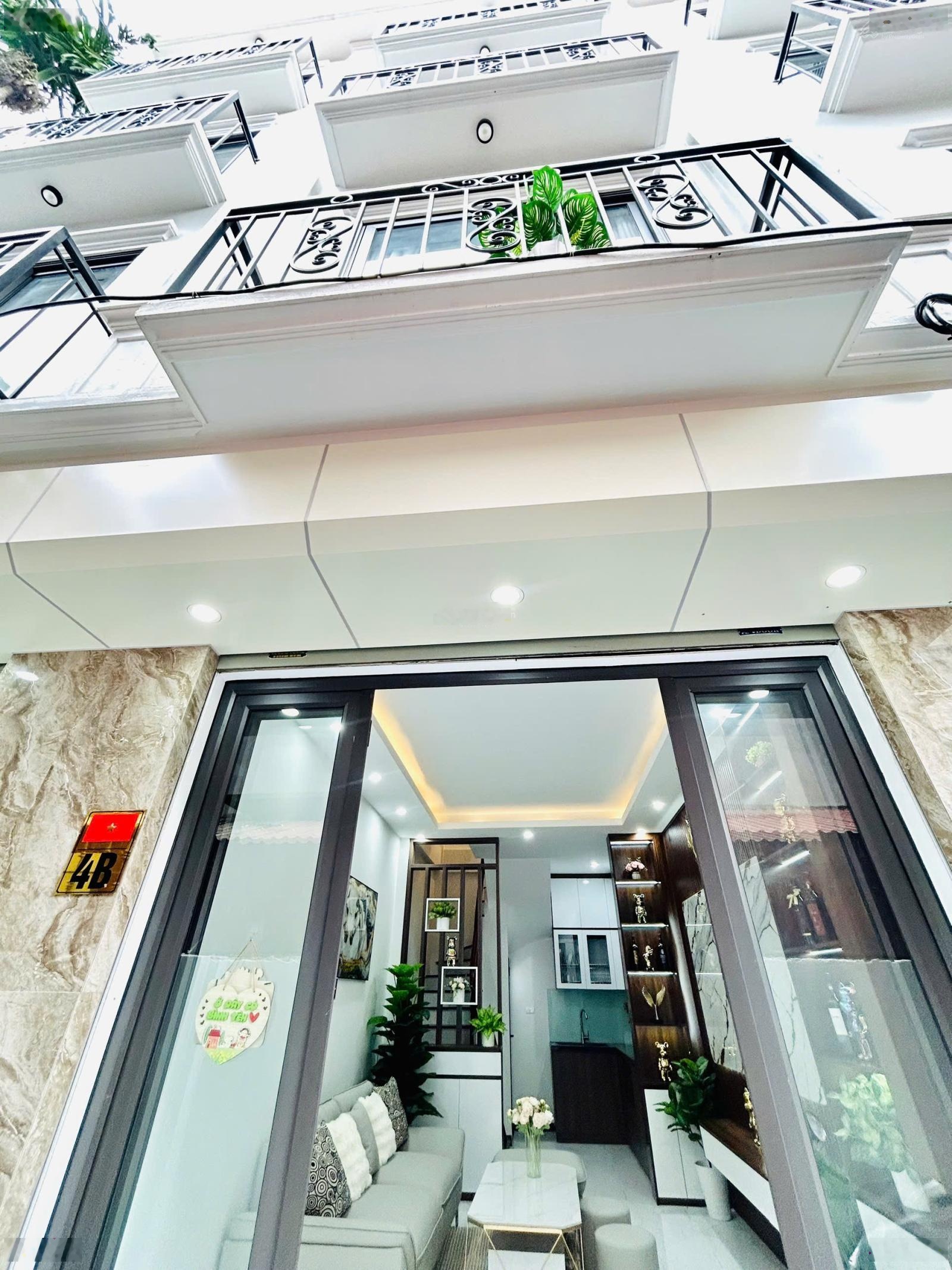 Chỉ 7 tỷ. Chính chủ bán nhà phố Vĩnh Hưng,30m,5 tầng, ô tô đỗ cổng,nhà mới full nội thất đón tết