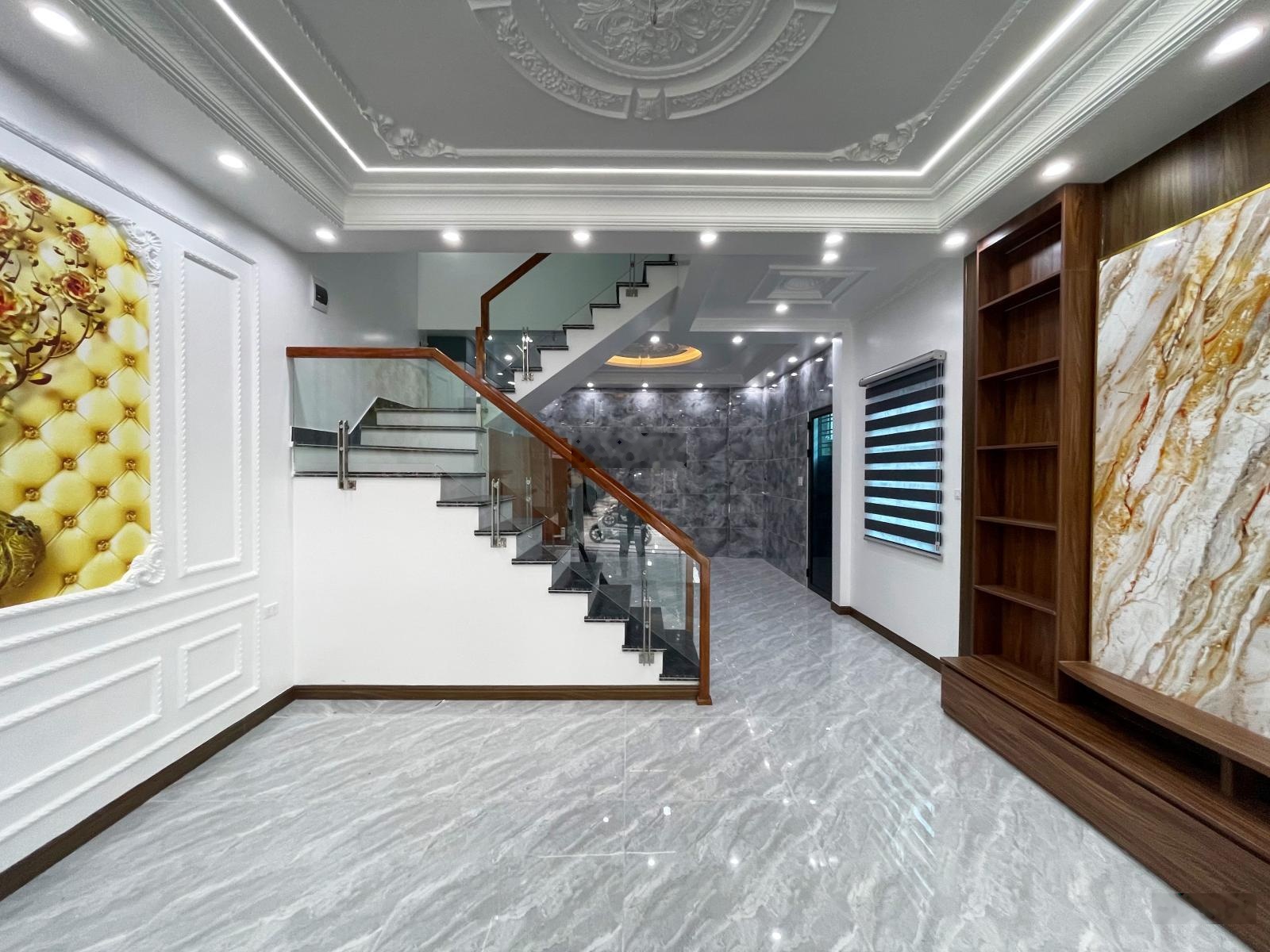 Nhà 4 tầng xây mới lô góc 77m2 tuyến 2 Ngô Gia Tự - ngang 5.3m