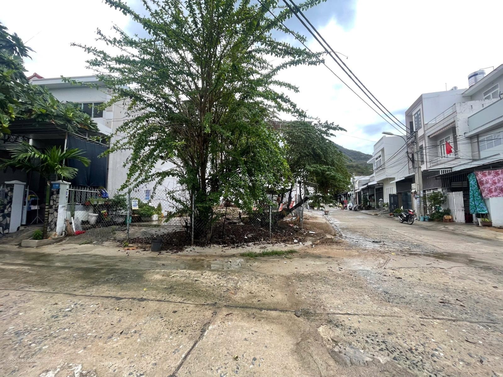 Bán gấp lô góc biển khu Hòn Xện, đối diện công viên, gần biển LH: 0762111113