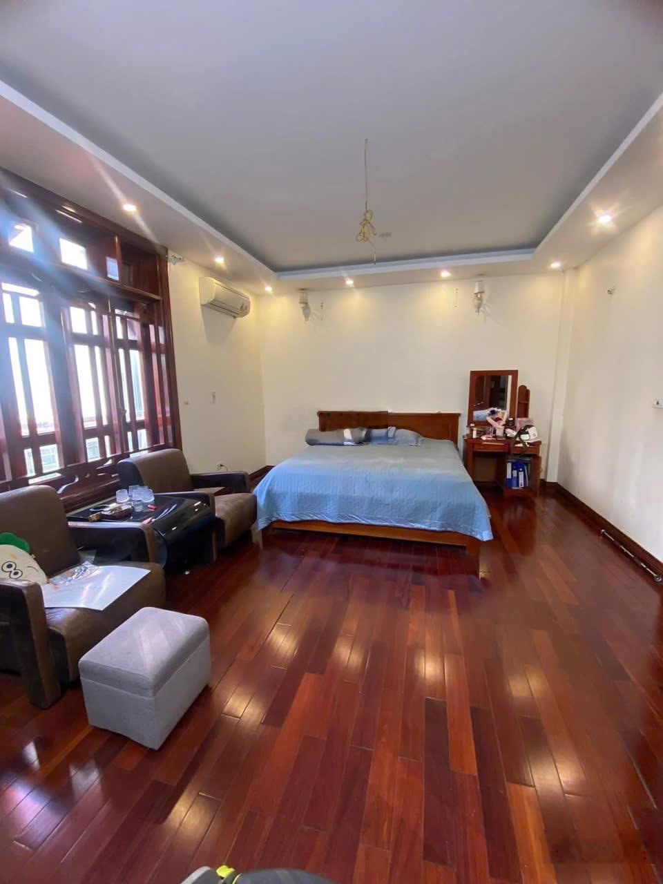 Siêu phẩm hơn 40m2 cách mặt phố Hào Nam 20m nhà đẹp 4 tầng giá hơn 9 tỷ - gần ga Cát Linh