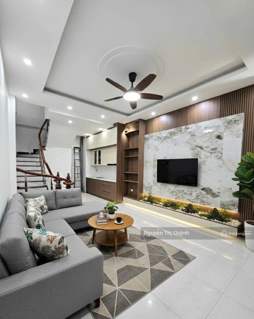 Bán nhà ngõ 199 Hồ Tùng Mậu. 5 tầng tặng full nội thất sẵn ở. Giá 7.9 tỷ (CTL)