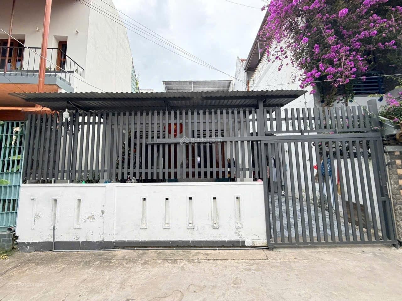 Bán nhà cấp 4 hẻm Nguyễn Biểu, Vĩnh Hải, Nha Trang. DT: 108,9m2. Ngang 8m. Gần biển. Giá: 6,7 tỷ