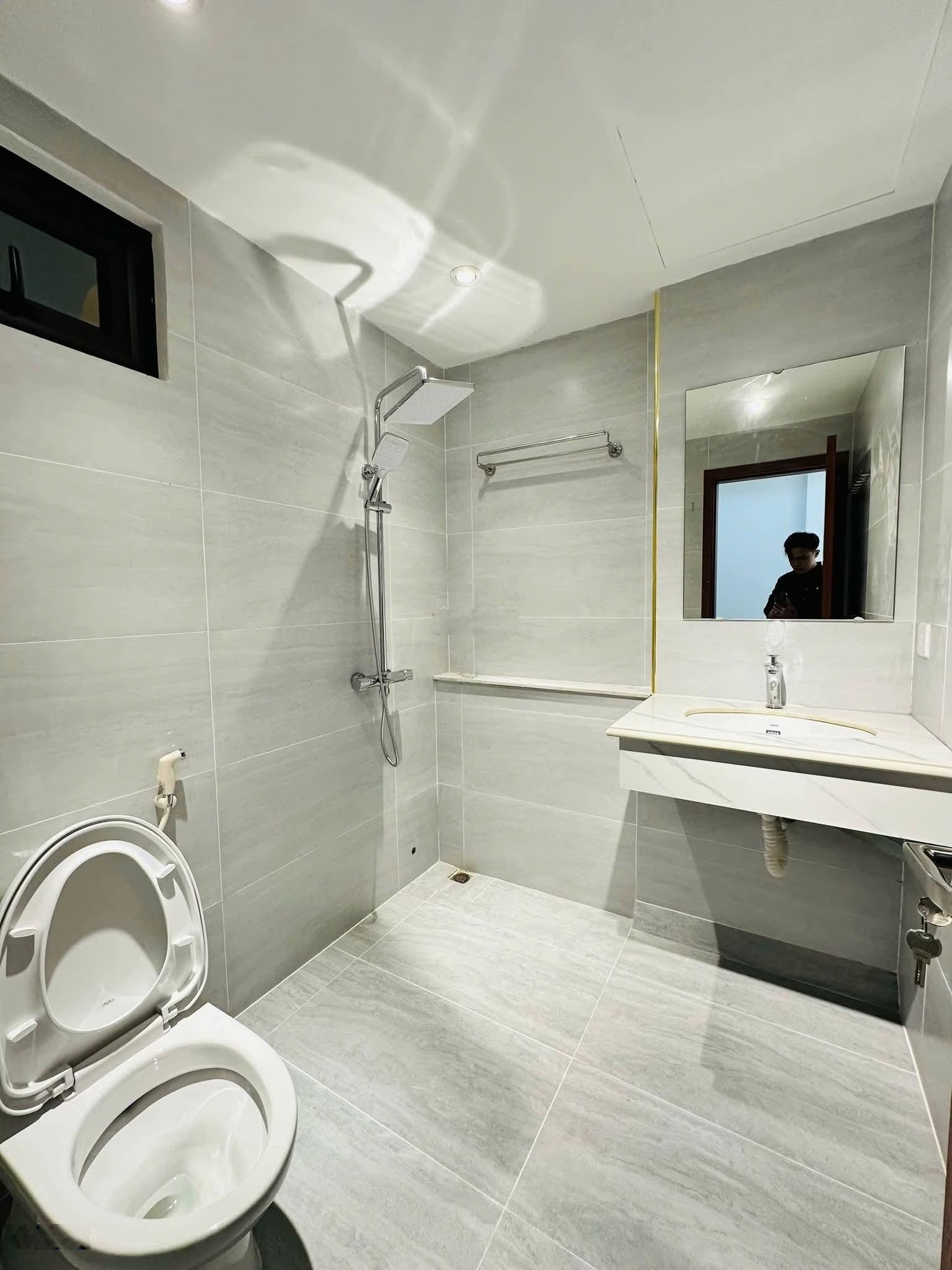 * Cho thuê nhà phố Mễ Trì Thượng, Lê Đức Thọ. Đường hè 6m. Lô góc. 60m2*4t. 4pn. Nhà mới