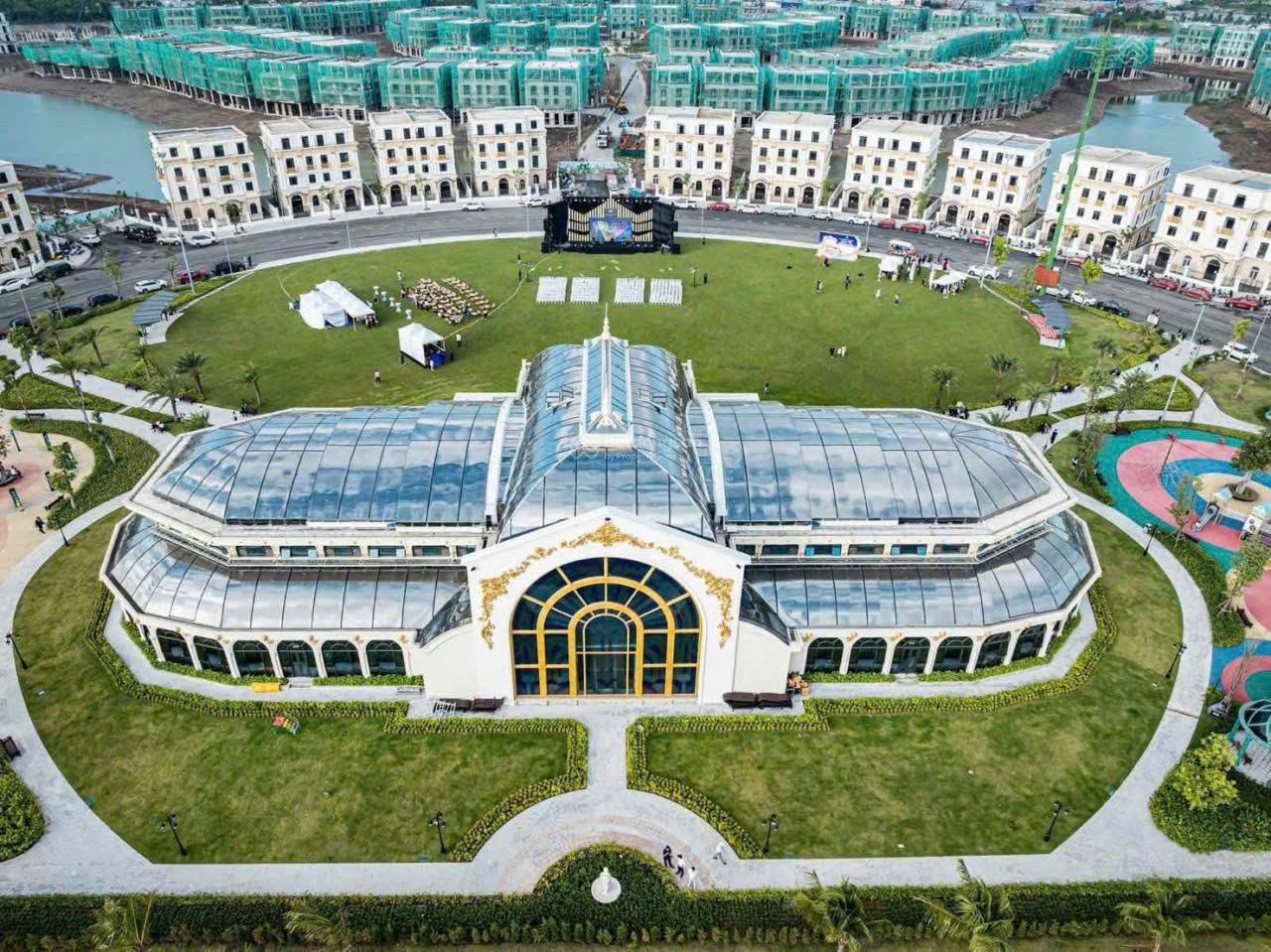 Liền kề shop royal island hàng hiếm giá tốt- trục kết nối khu đông dân.