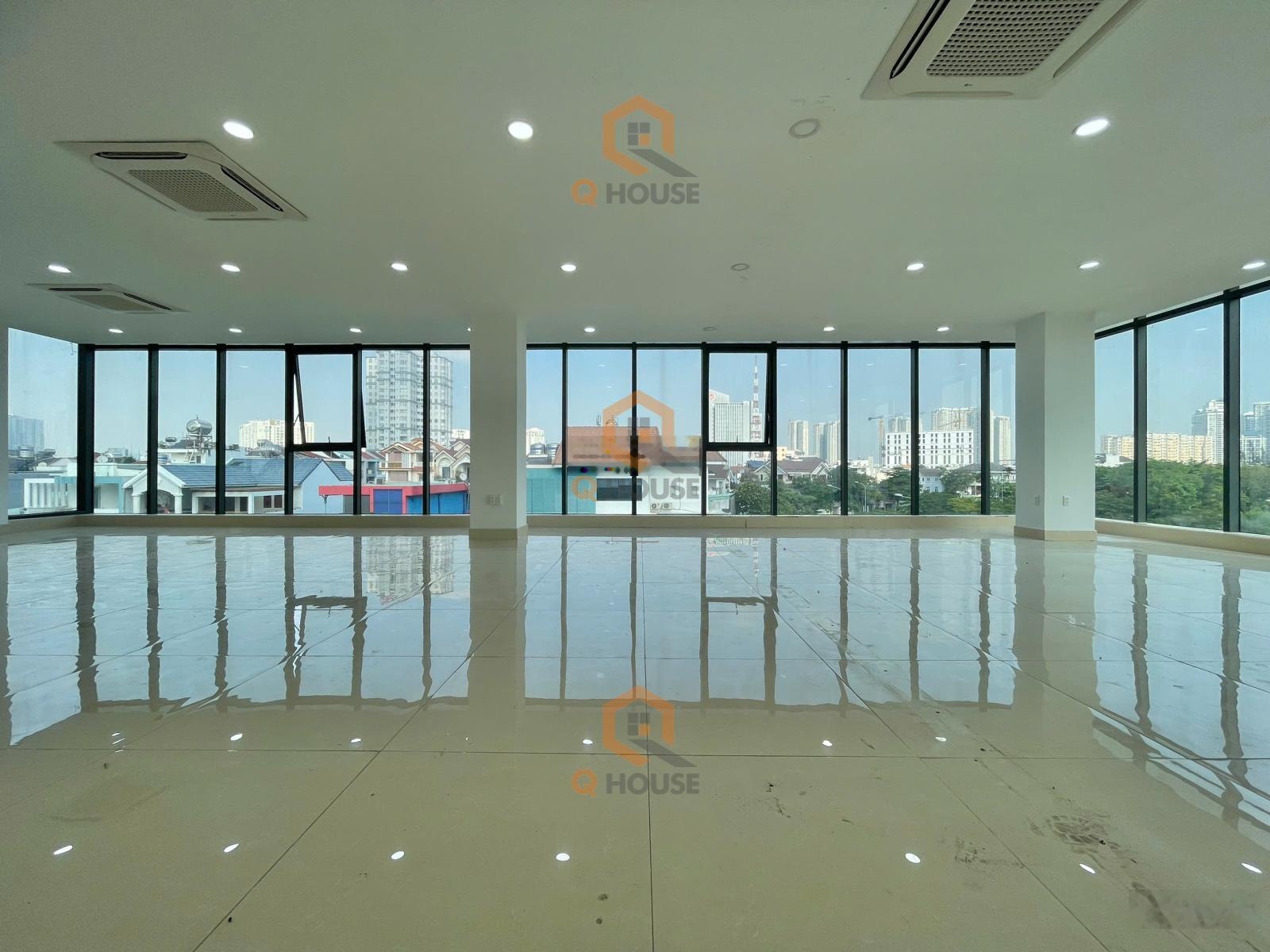 Văn phòng "căn góc" đường lớn gần Trần Não với 230m2 sàn sử dụng, thang máy, 60 triệu/tháng