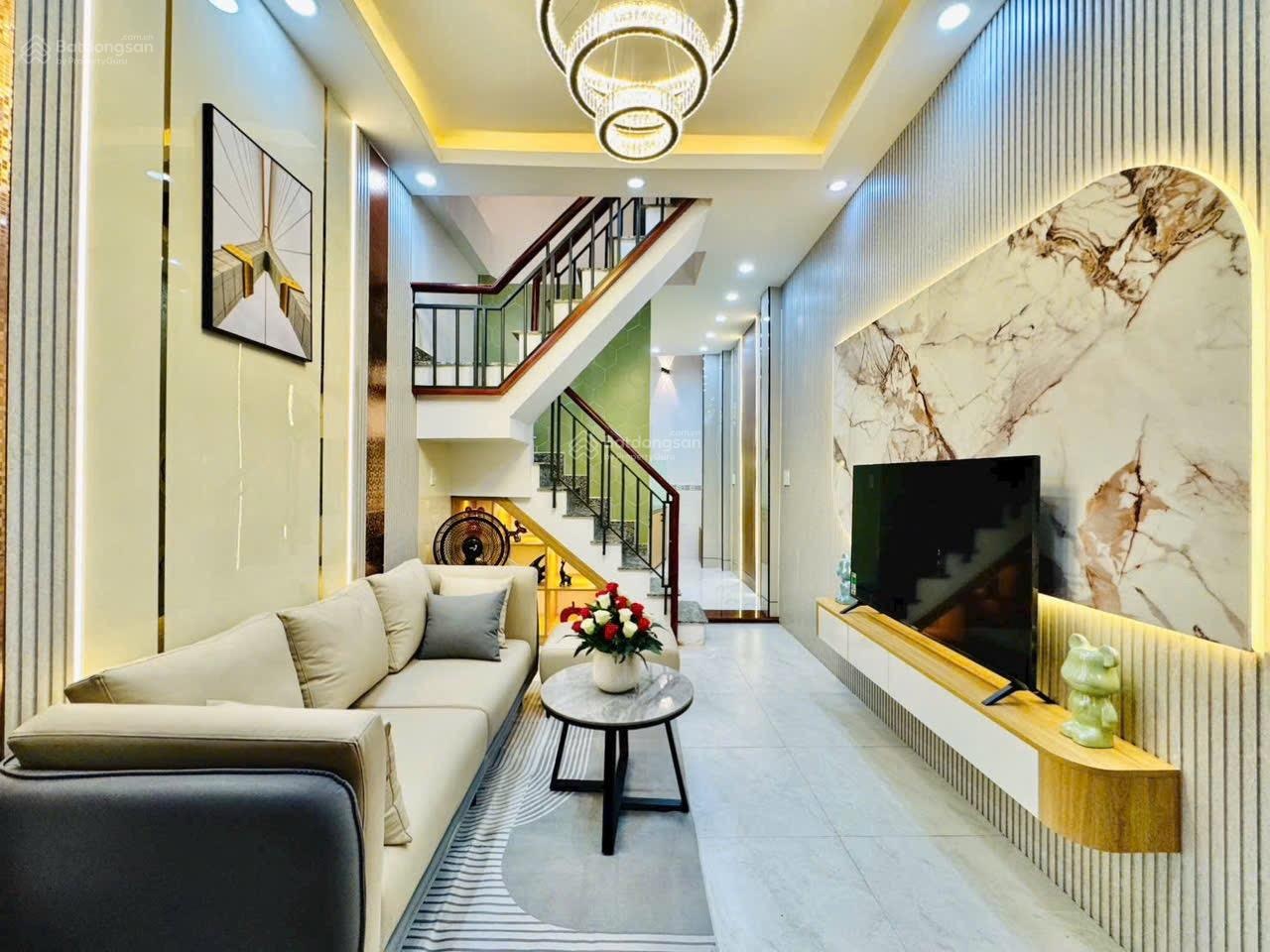 Hoàn công đủ trệt 3 lầu- sát Bình Thạnh- Phú Nhuận- 3 phòng ngủ- đường Lý Thường Kiệt - gần sân bay