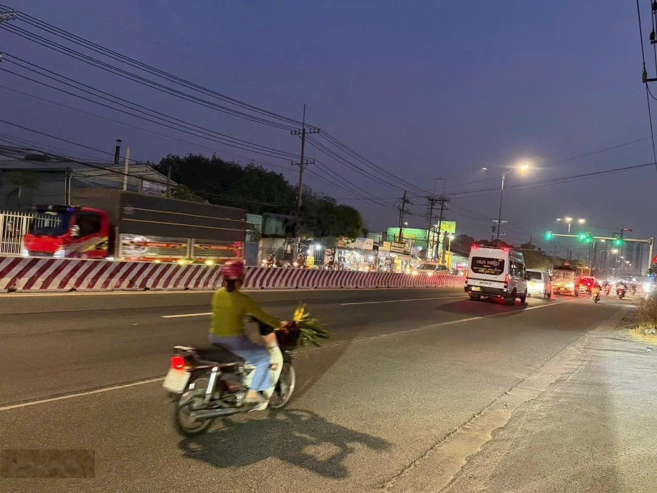 BÁN NHÀ MẶT TIỀN QL13 CẠNH CHỢ BẾN LƠN Vị trí cực đẹp, mặt tiền Quốc Lộ 13, khu vực kinh doanh