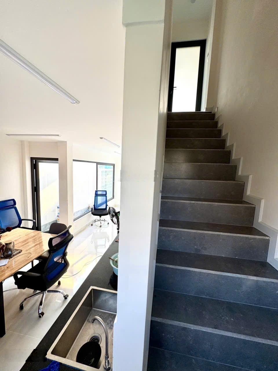 Bán nhà 1trệt 1lầu Bửu Hoà, 4,9x14,5=69m2 đã hoàn công, sân ôtô đường 6m, ngay cổng sau cty Ponchen