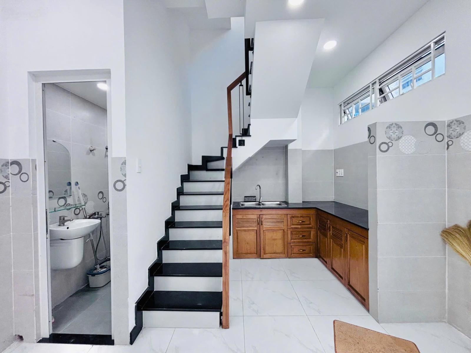 Nhà 4 tầng DT 27m2 chỉ 4 tỷ nhỉnh ngay Nguyễn Kiệm