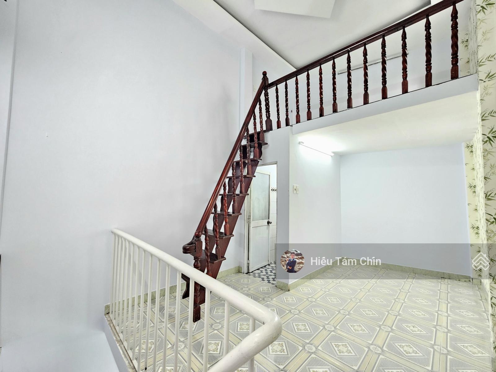 Nhà 3 tầng, sổ 2025, gần mặt đường xe hơi đỗ