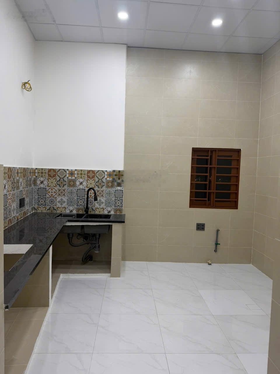 Bán lỗ 200tr nhà Phú Hoà, 70m2 giá 2.55 tỷ. Đường oto thông, nhà kiên cố. Khu dân trí cao, gần cv