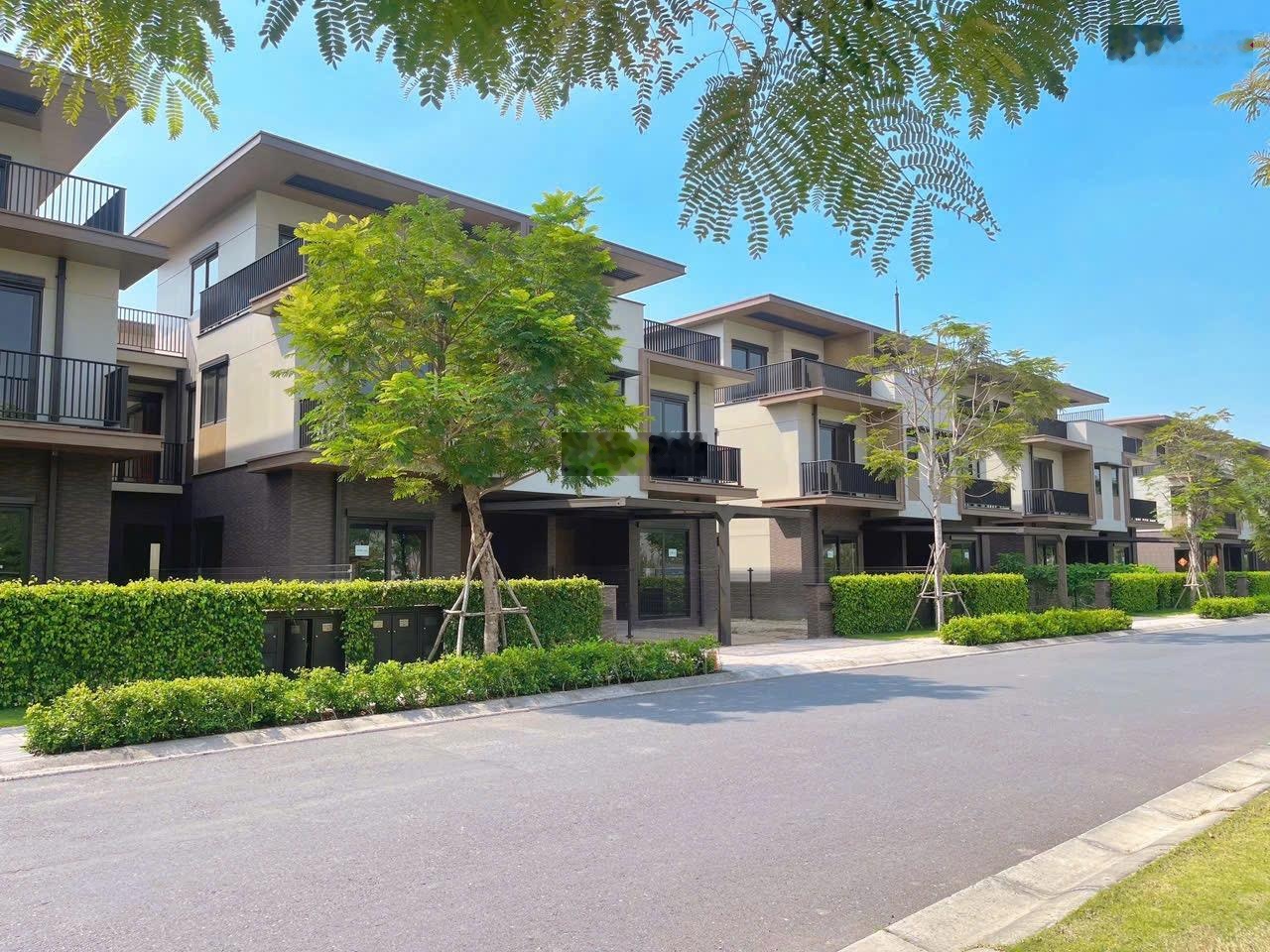 Bán nhà phố izumi city đã có sổ hồng gần hồ bơi trục đường lớn