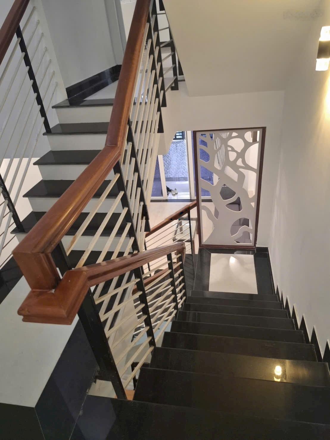 Diện tích 5 x 20, gồm sân . Sổ nhận đủ 100 m, hoàn công nhà đầy đủ. - Cấu trúc: 4PN + 4WC + bếp, đ