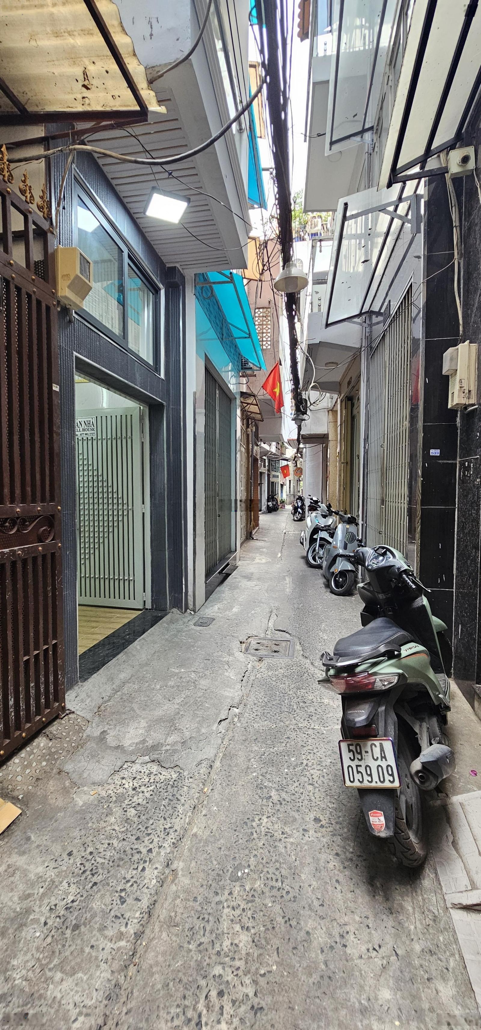 Q1, Nhà 6 tầng khu phố Tây Bùi Viện, hẻm trước nhà 2m5, DT 17 m , nhà mới 100%, full nội thất