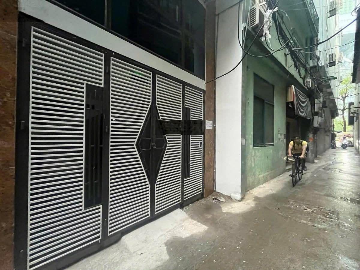 Trần duy hưng: căn hộ dịch vụ 10p khép kín thang máy. 2 thoáng cách 1 nhà ra mặt phố. lh 0989388246