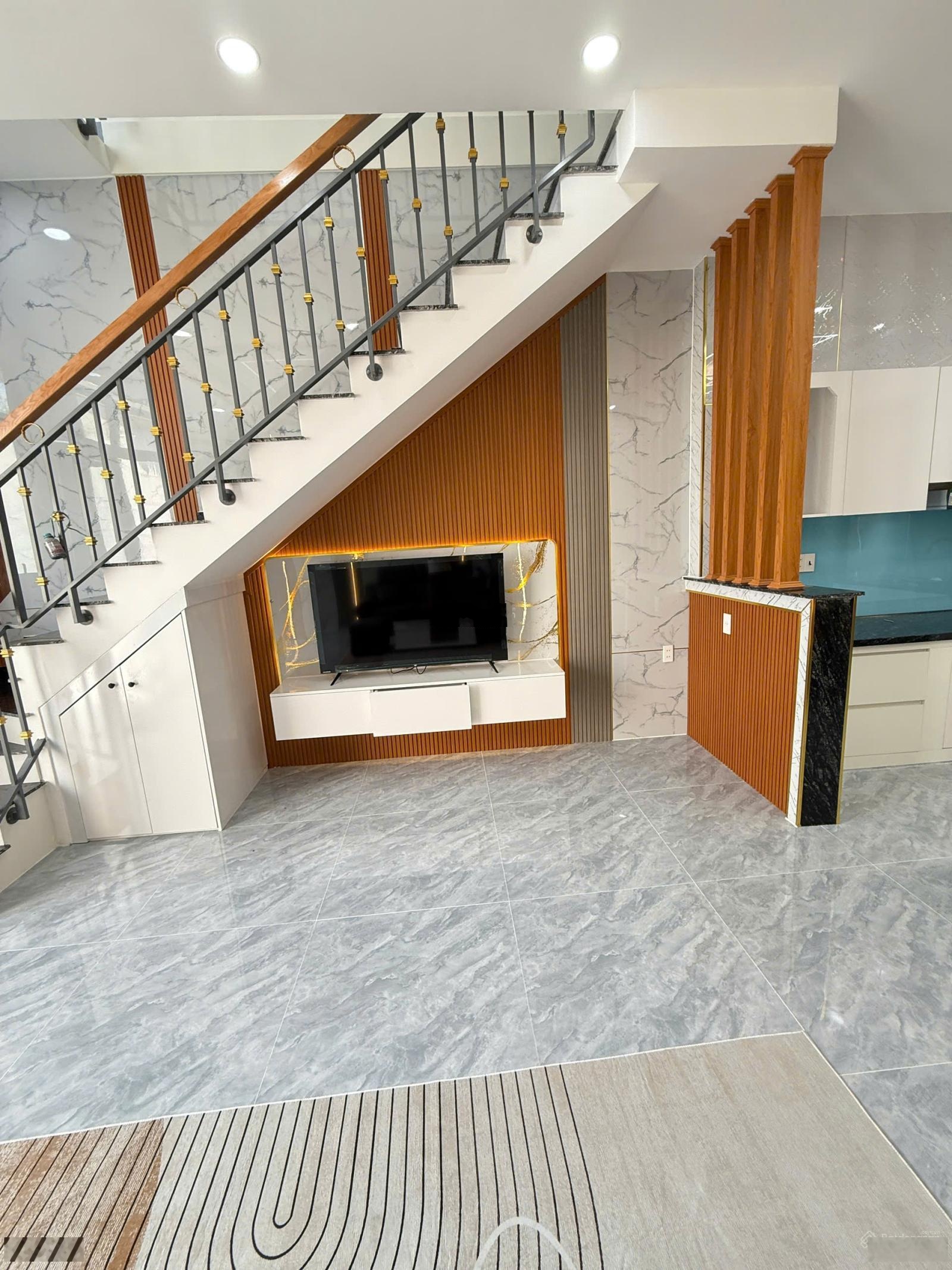 Bán gấp nhà 2 tầng, Diện tích 76m2 (5x15), đường xe hơi vào tới nhà, vị trí đối diện chợ Linh Trung