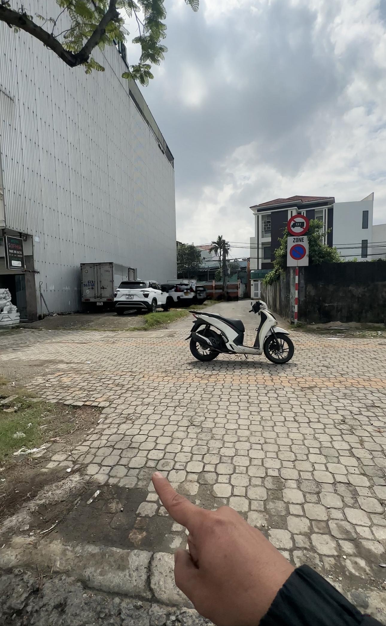 Hàng Hiếm , 3 mặt tiền đường Nguyễn Tất Thành . View biển , xây cao tầng - Diện tích 125m2