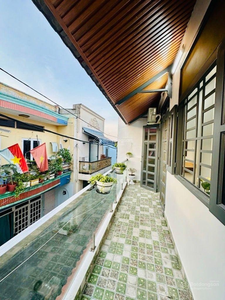 Bán nhà Tỉnh Lộ 10, Bình Tân, hẻm xe hơi, 2 tầng, 60m2, ngang 10m đẹp, SHR ko quy hoạch