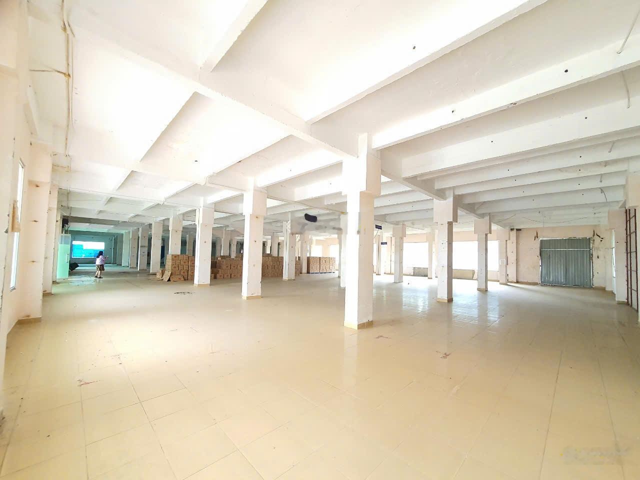 Cho thuê kho kết hợp văn phòng DT 1500m2 tại mặt tiền xe ra vào đường Võ Văn Kiệt, Q6