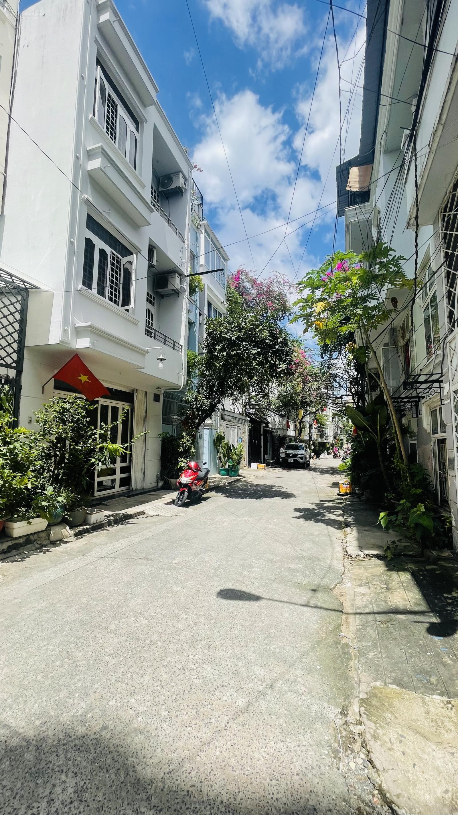 Bán chdv đang hđ full phòng ngay làng đh hutech. 70m cn, 5t 9p, lô góc hoàn công đủ. hxt, nhĩnh 14t