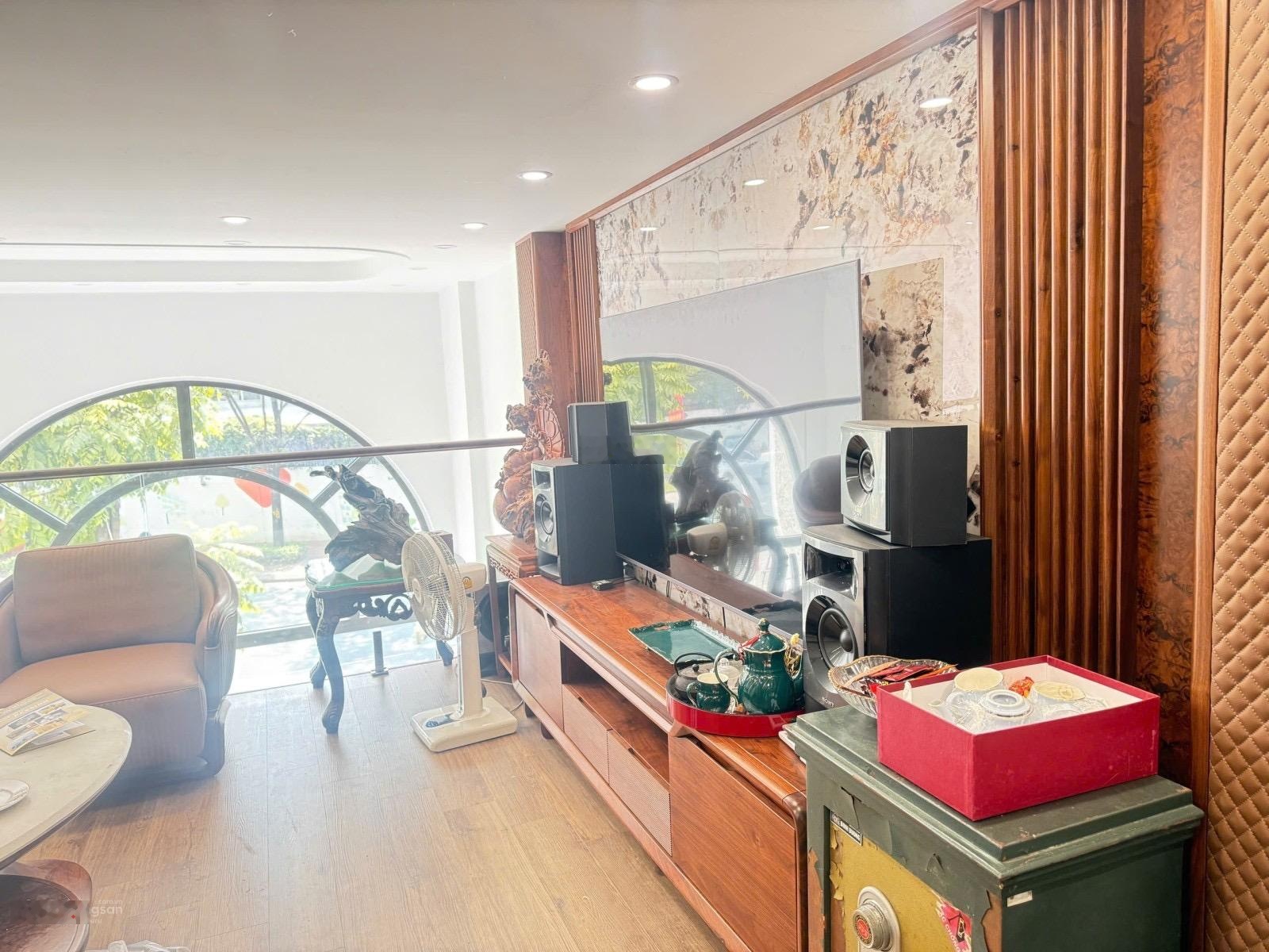 Bán gấp nhà mới Ngọc Lâm 8 tầng mặt tiền 5m ô tô đỗ cửa kinh doanh sầm uất