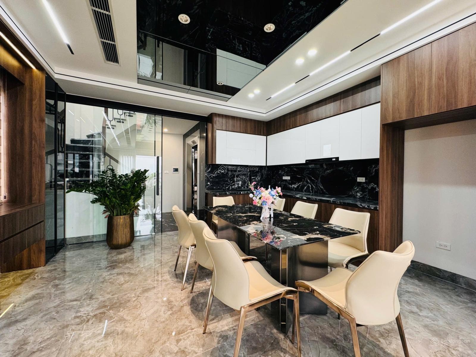 Bán nhà đẹp tại Gia Thụy, Nguyễn Văn Cừ. DT 55m2, 7 tầng, MT 5m, thang máy, kinh doanh, ô tô tránh