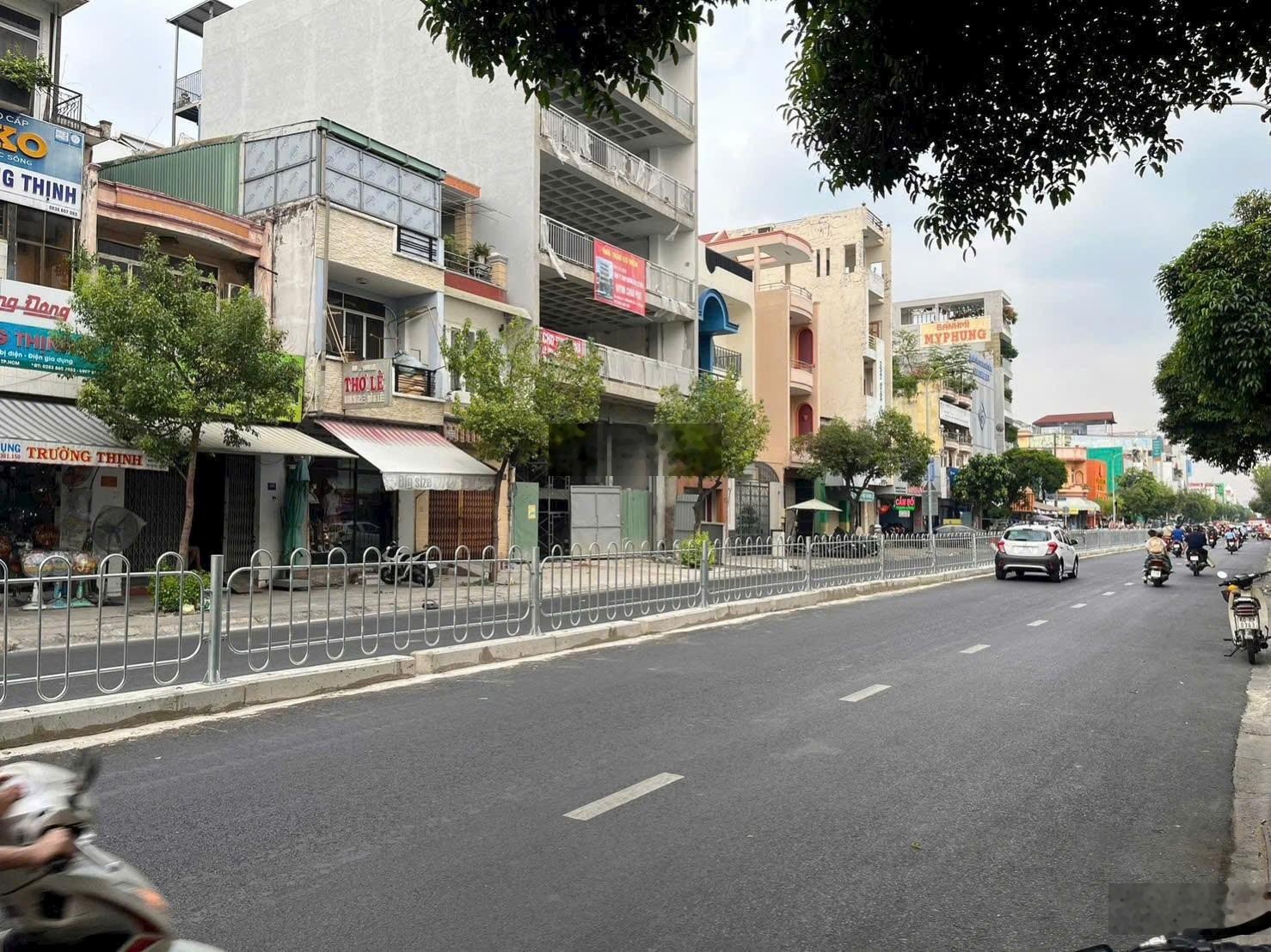 Bán nhà mặt phố Nguyễn Sơn, khu nhiều VP, xây 4 lầu, ngang 4,5m, nhiều tiện ích, giá 17,5 tỷ