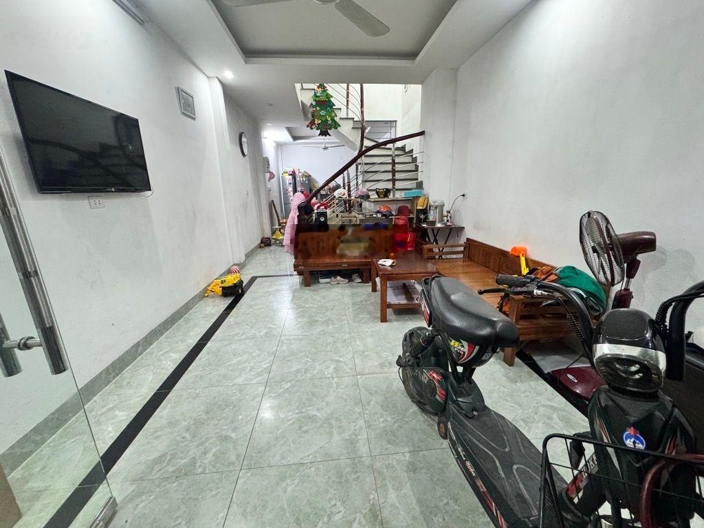 Cần bán gấp căn nhà 3 tầng dt 42m .còn mới .kh mua ở luôn đón tết.giá hơn 4tỷ