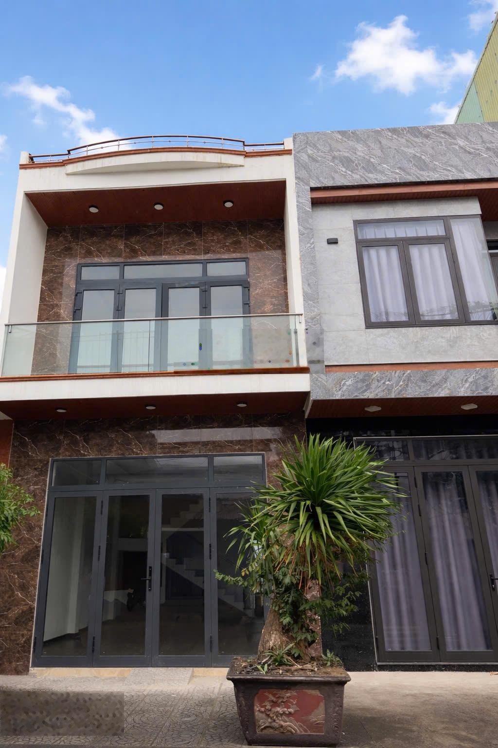 Bán nhà đẹp 2 tầng Giáp Văn Cương song song biển Nguyễn Tất Thành