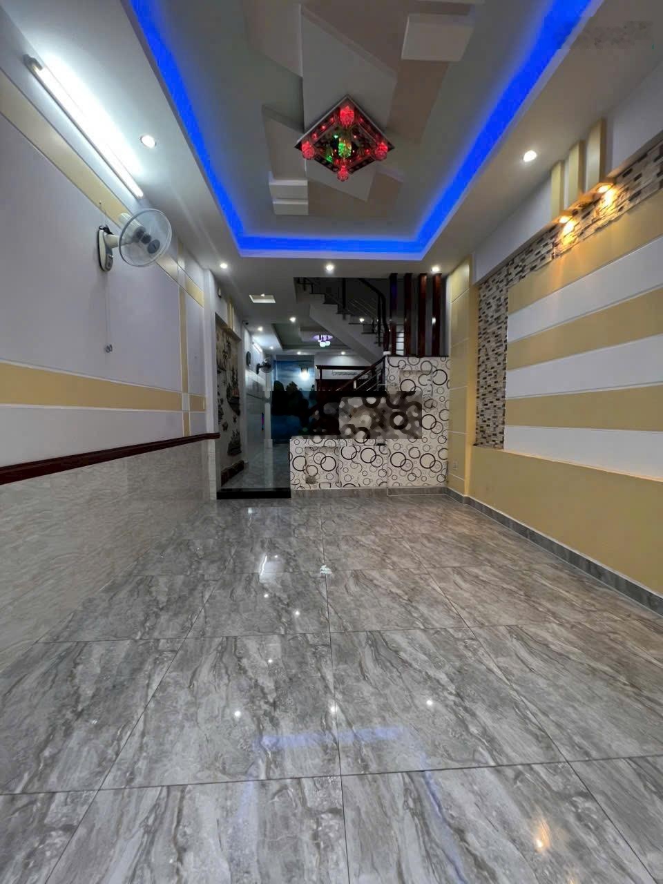 Nhà có nội thất 64m2 2lầu 4pn 4wc hxh quang trung