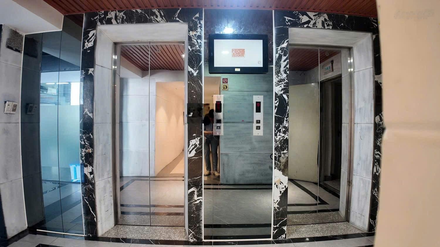 Cho thuê văn phòng Nguyễn Kiệm 215m2 đầy đủ tiện ích, trống sẵn vào làm việc được ngay có cắt nhỏ