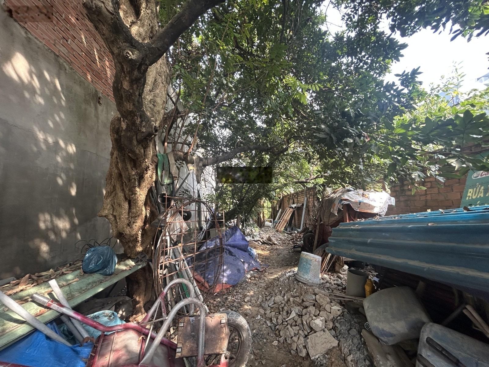 MT đường 215 - Tân Phú - Thủ Đức - Chỉ 43tr/m2 đất có nhà C4 - 218m2 full thổ cư - Giá 9.5tỷ