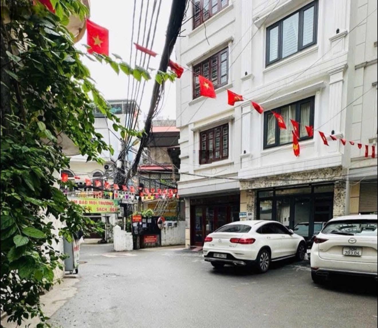 Lạc Long Quân, Cầu Giấy - Ô Tô Vào Nhà. * 40 m2 - 6 tầng - giá 17,2 tỷ. * Nhà siêu đẹp.