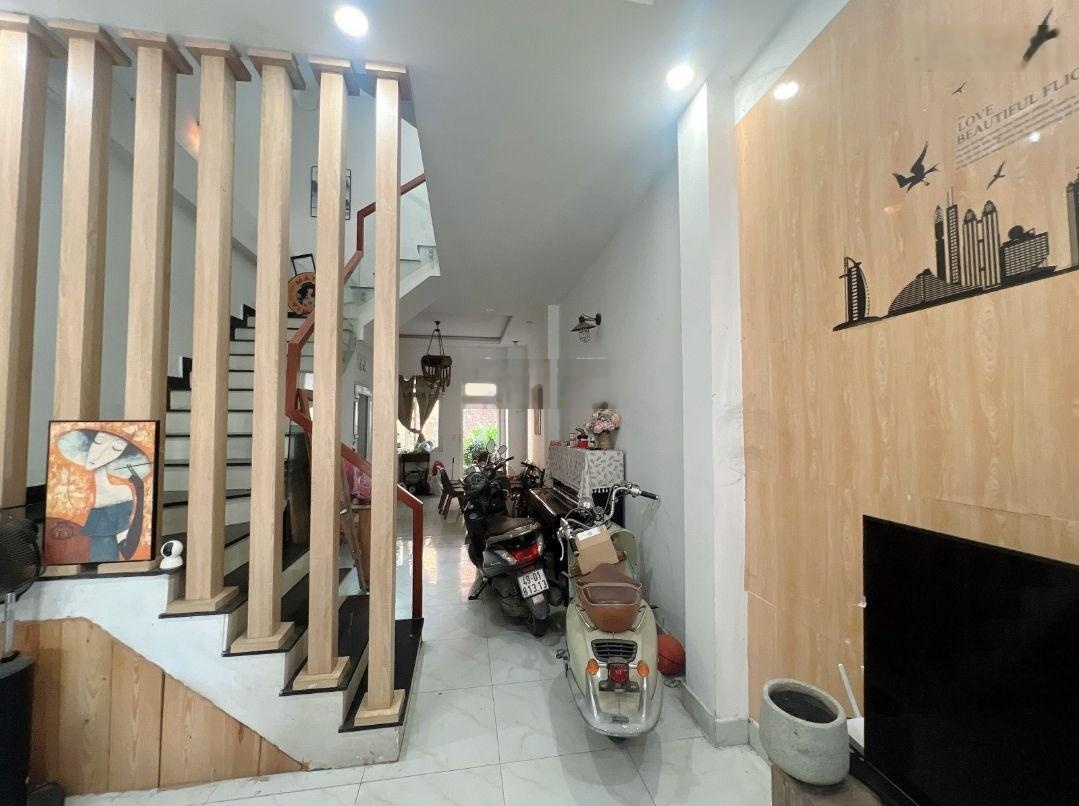 Nhà 3 tầng sát QL13, 77.5m2, hẻm 5m ô tô 7 chỗ vào nhà, giá chỉ 6,6 tỷ