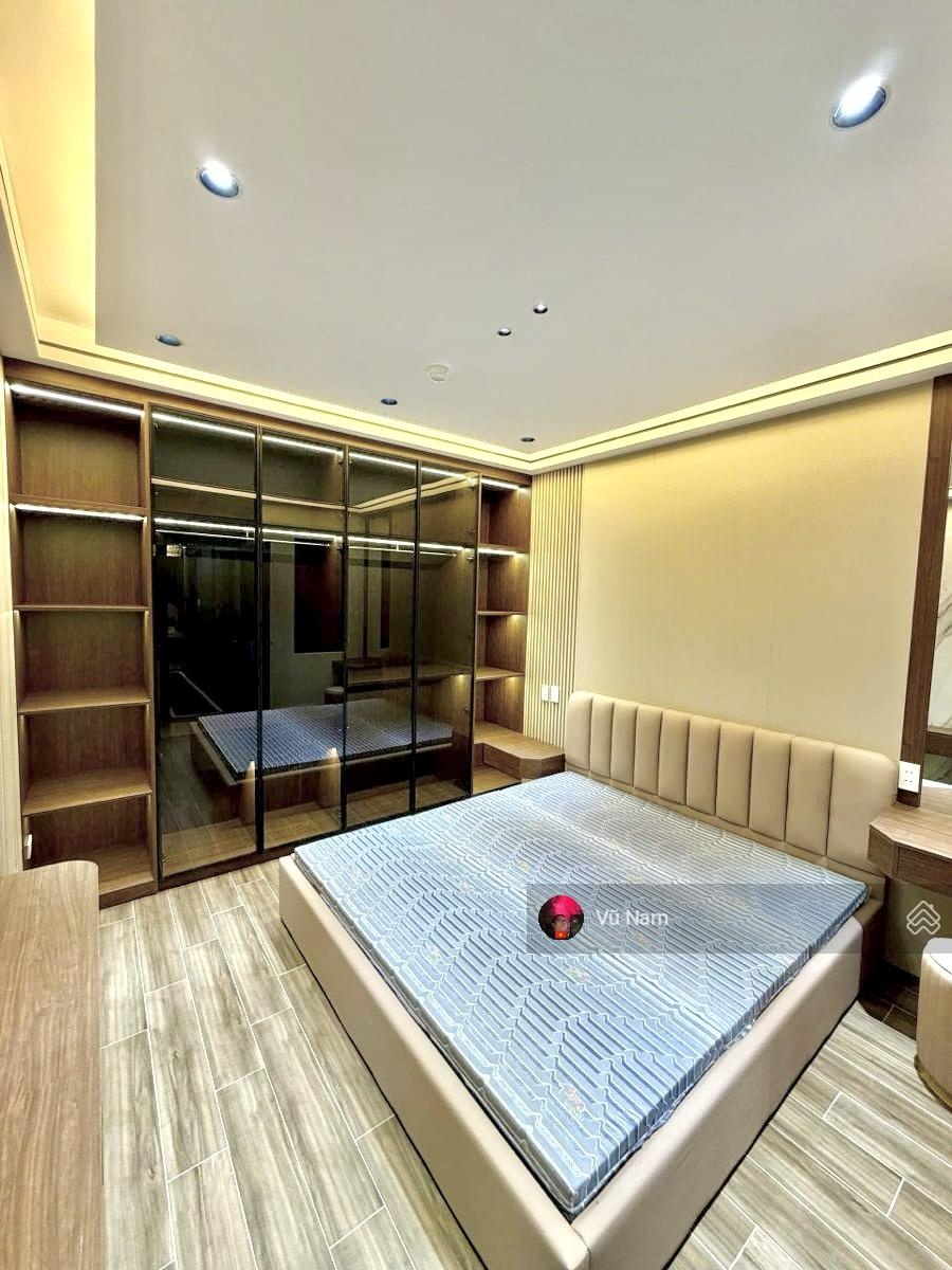 - Bán nhà PL Hoàng Cầu, Ngõ Thông, Lô Góc, Thoáng Sáng, Ở Ngay, DT 45m2 x 4 T Giá : 13 tỷ TL