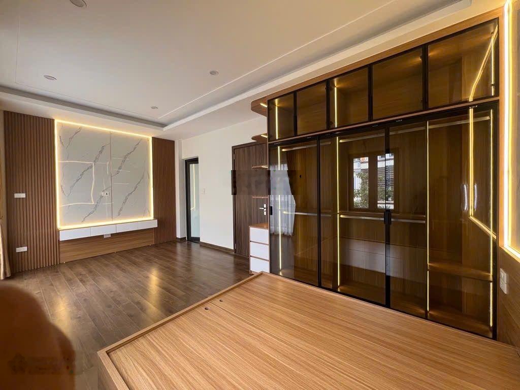 Bán nhà phố Nguyễn Văn Cừ ô tô tránh gara ô tô 40m giá nhỉnh 13 tỷ