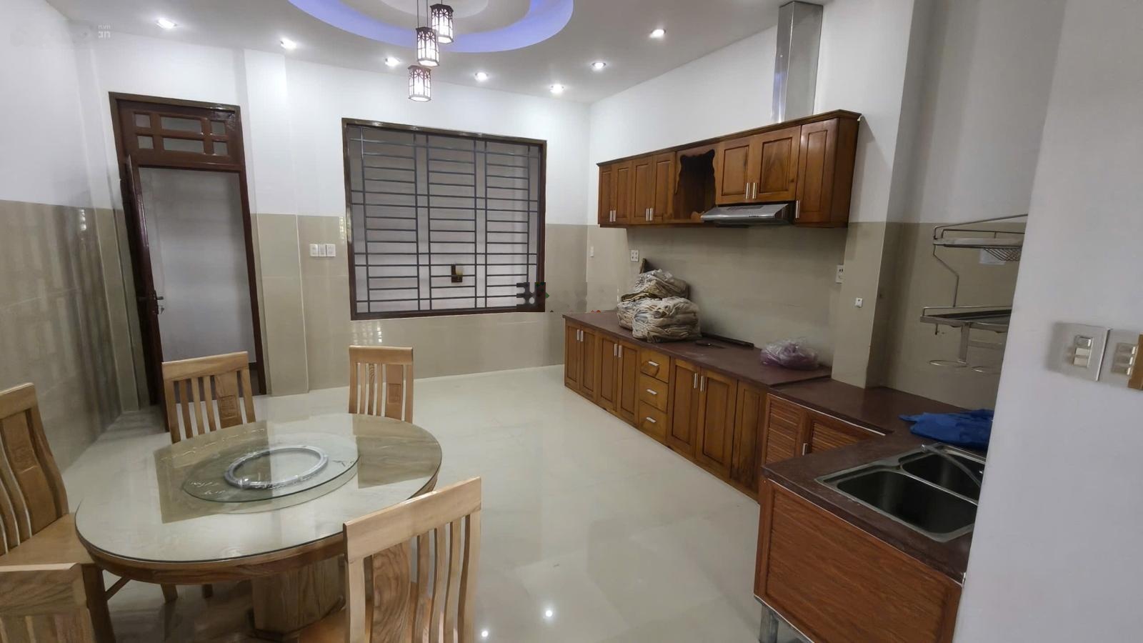 Bán nhà đường nguyễn lộ trạch cách biển 900m/nha trang