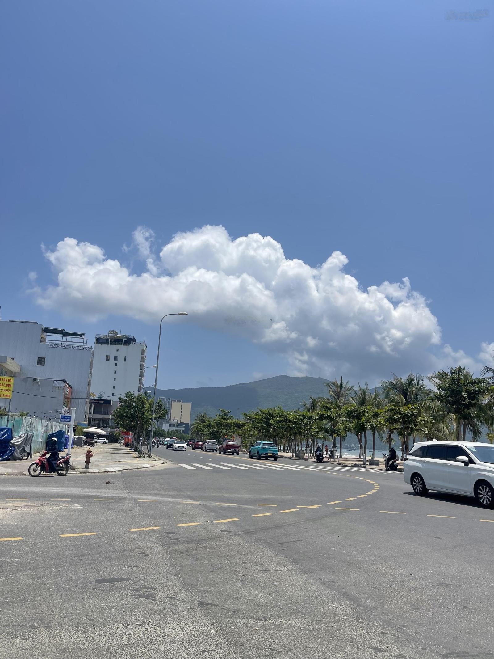 Lô đất đường Nguyễn Trọng Nghĩa song song bãi biển Sơn Trà . Mặt tiền rộng 6m . Giá 11.5 tỷ