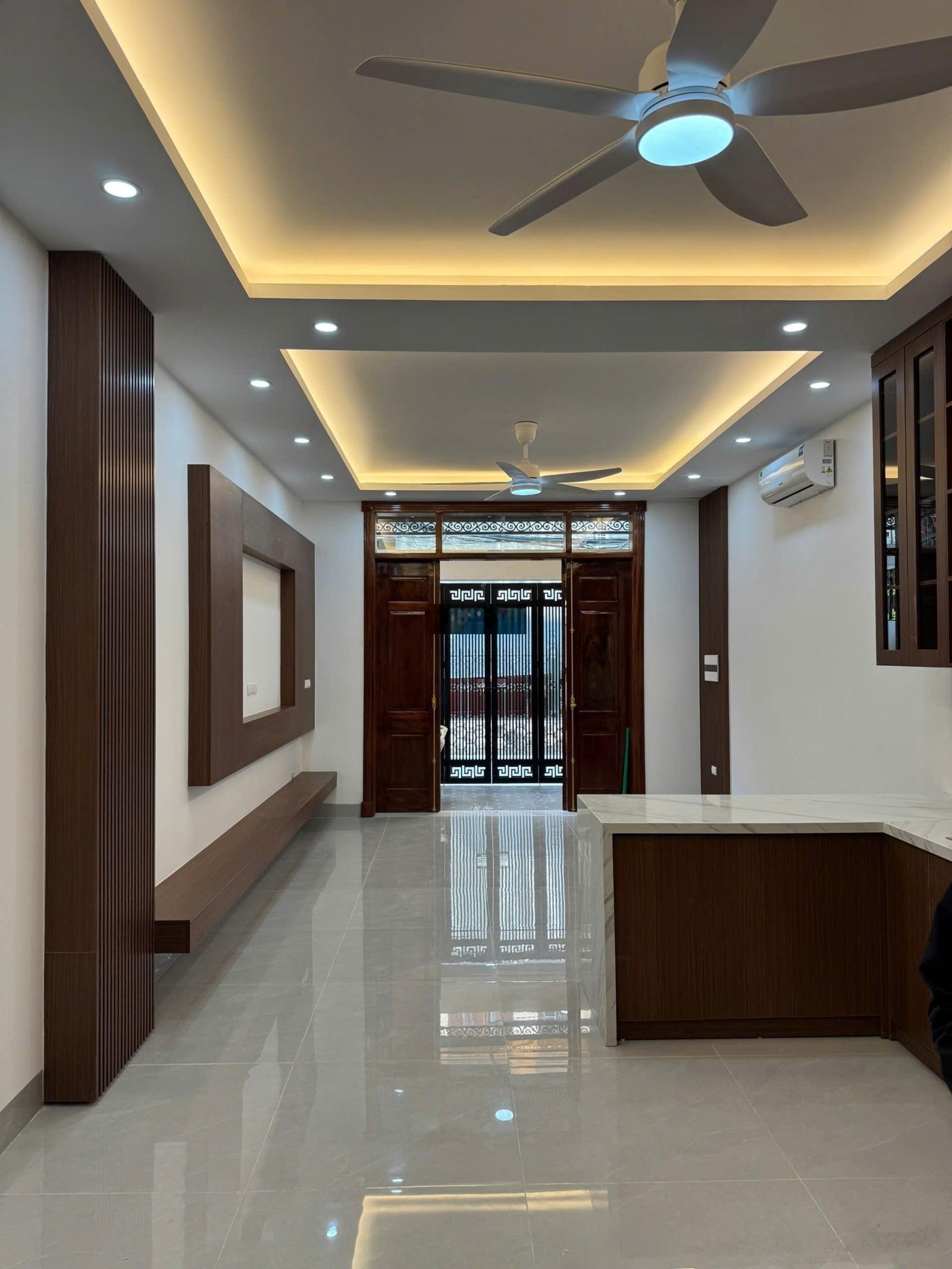 Chính chủ bán nhà 4,5 tầng có thang máy ngõ 105 Thanh Am, Việt Hưng, DT 57m2, sát đường ô tô tránh