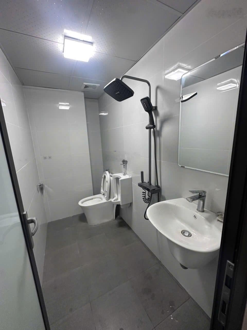 Cho thuê mặt bằng tầng 2 Võ Chí Công, Tây Hồ. Diện tích: 80m, chia sẵn 2 phòng riêng