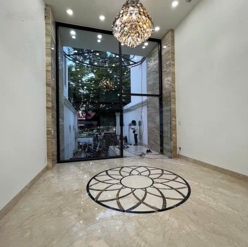 [TÒA NHÀ CỬA NGÕ SÂN BAY] Trần Quốc Hoàn - Hầm 8 Tầng - HĐ Thuê 150 Triệu - Vị Trí Kim Cương