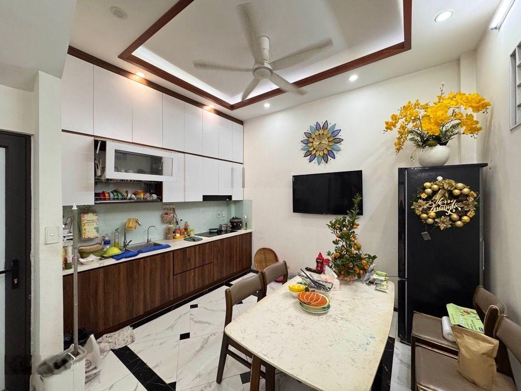 Chính chủ bán nhà mới Đại La 45m2 5 tầng ngõ thông 3 gác, cách mặt phố 50m. Giá 12 tỷ.