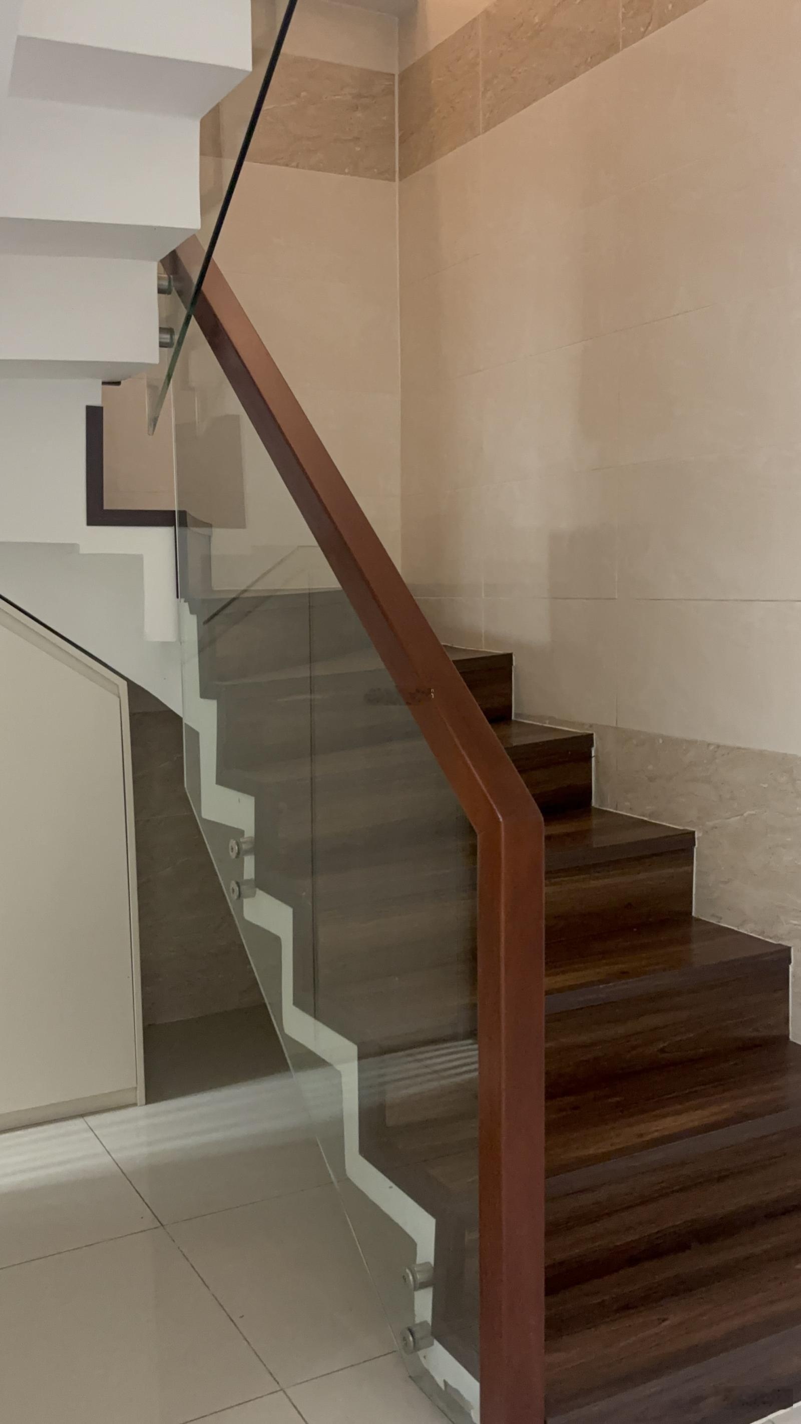 Bán nhà kiêng cố rất đẹp DT 98m2 với 3 tầng 4PN hẻm 10m có vỉa hè