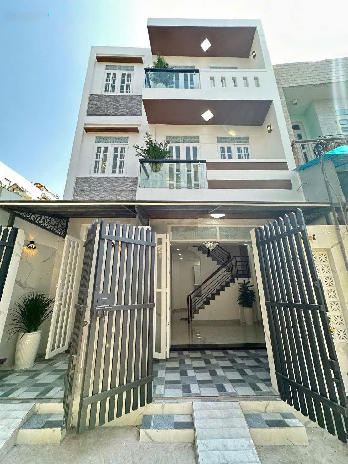 Bán gấp nhà mặt tiền 8m 3 tầng giá tốt nhất khu