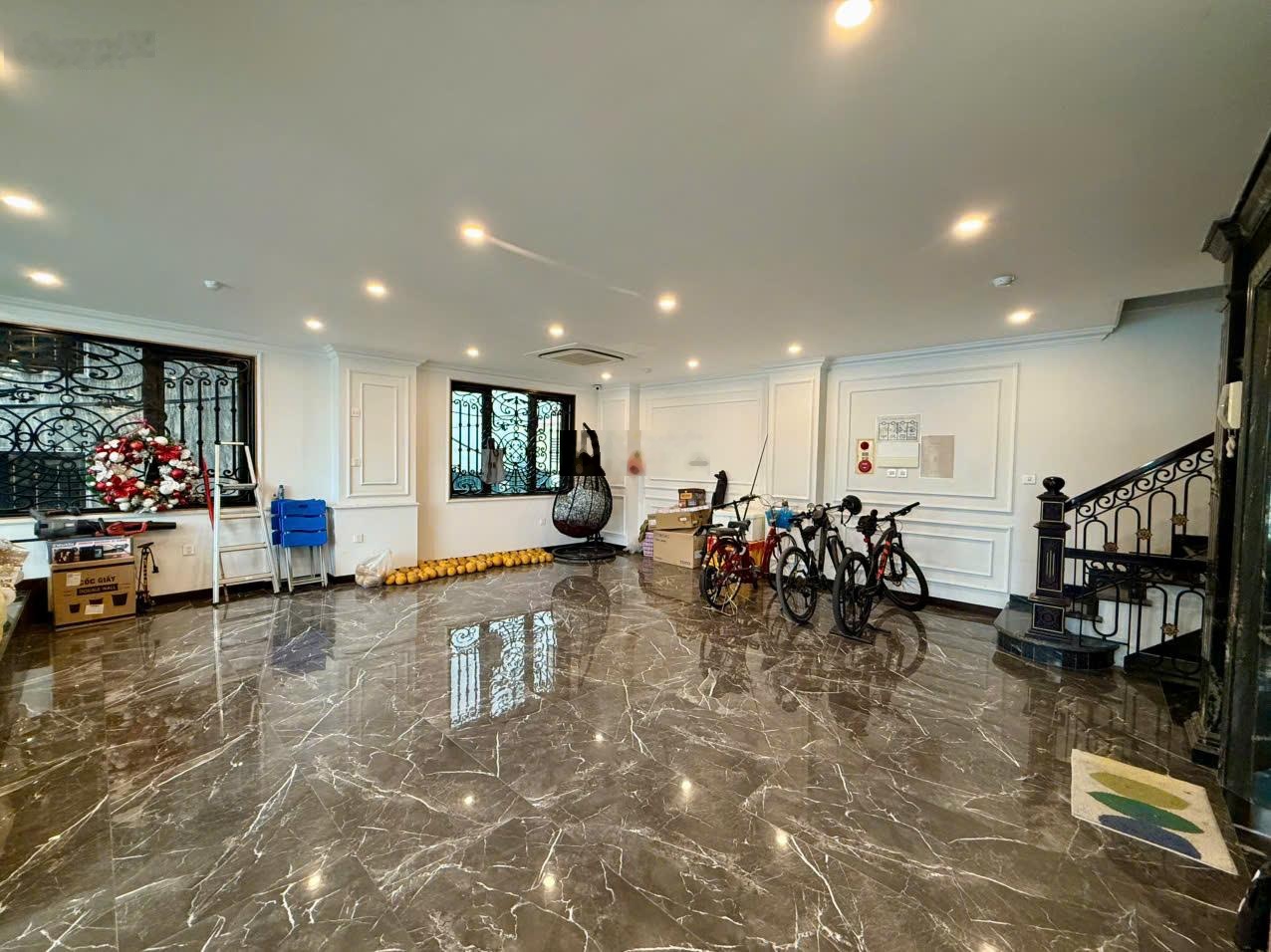 Cho thuê mặt bằng Trúc Bạch làm văn phòng, quán cafe, view hồ, vị trí đẹp