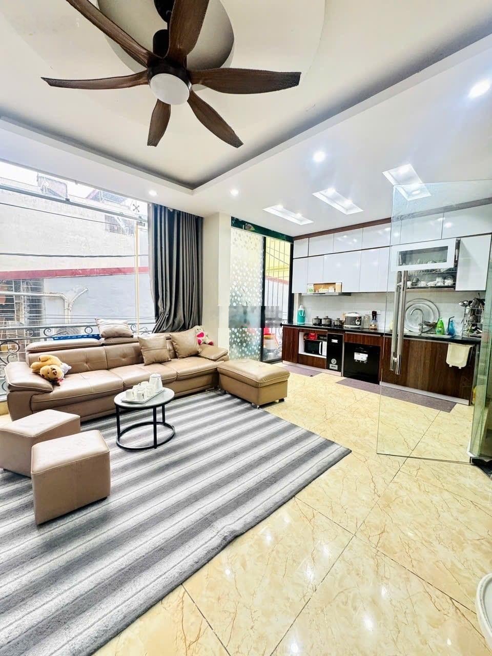 Siêu hiếm - Lô góc Tô Hiệu - phân lô - ô tô vào nhà. Nhà 5 tầng mới đẹp - Mặt tiền gần 6m - 13 tỷ