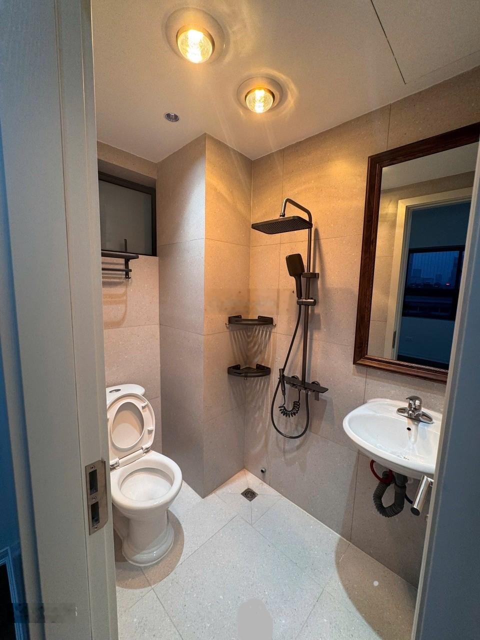 Chính chủ bán căn góc DT 63m2: 2 PN, 2 WC. Nội thất hiện đại - Sổ đỏ cất két - Giá: 4,25 tỷ