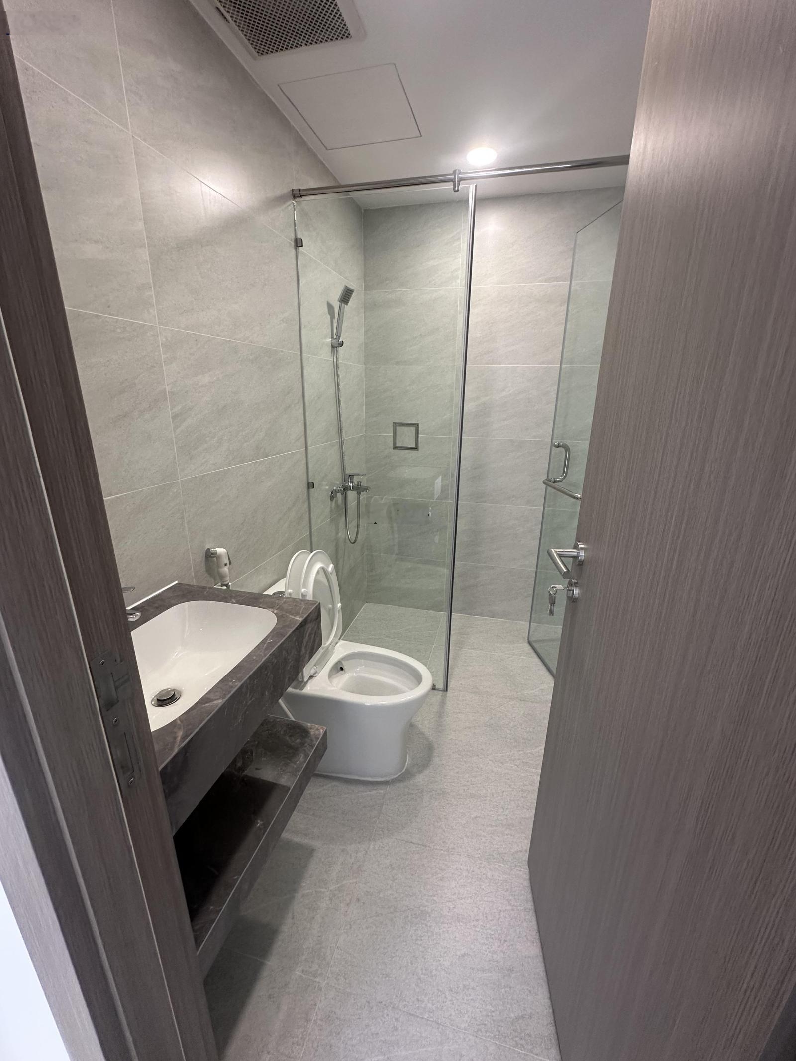 Nhà mới 100% DT 5x20m , hầm 4 tầng có 5phòng 6wc, thang máy , máy lạnh full nhà giá tốt cuối năm