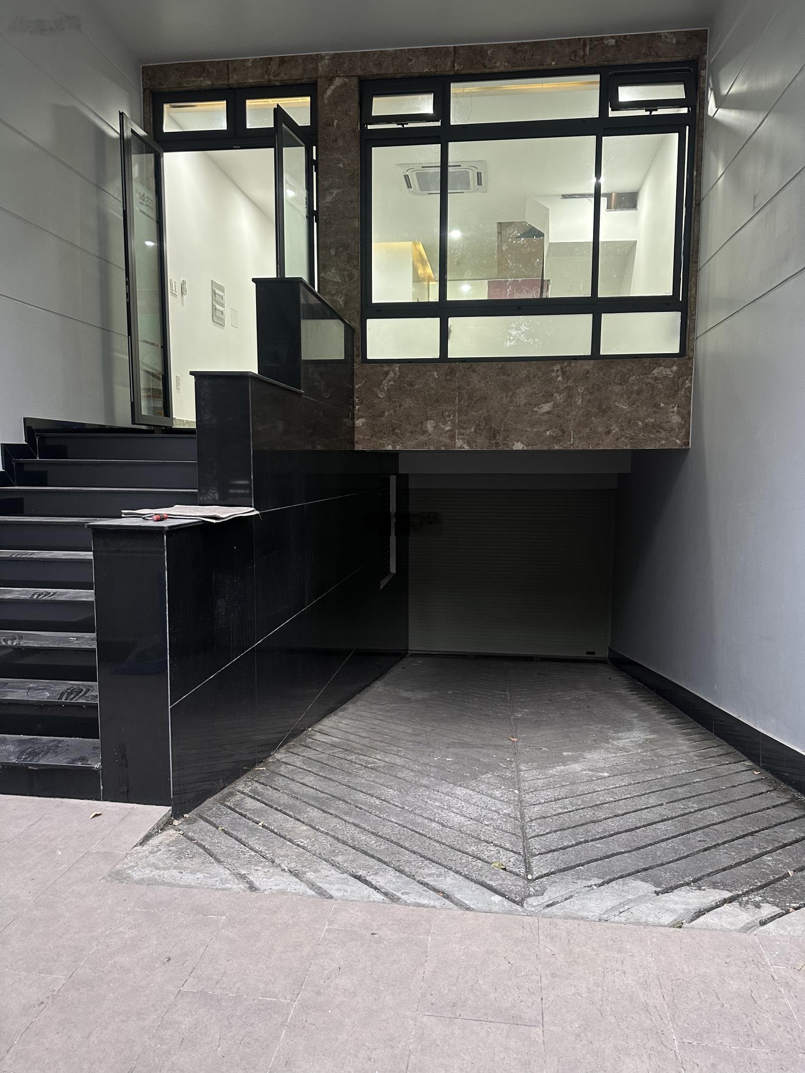 Nhà nguyên căn 5x21m hầm 4 tầng nhà mới 100%, có 5PN 4WC, full máy lạnh, có hầm xe. Giá 36,5tr/th