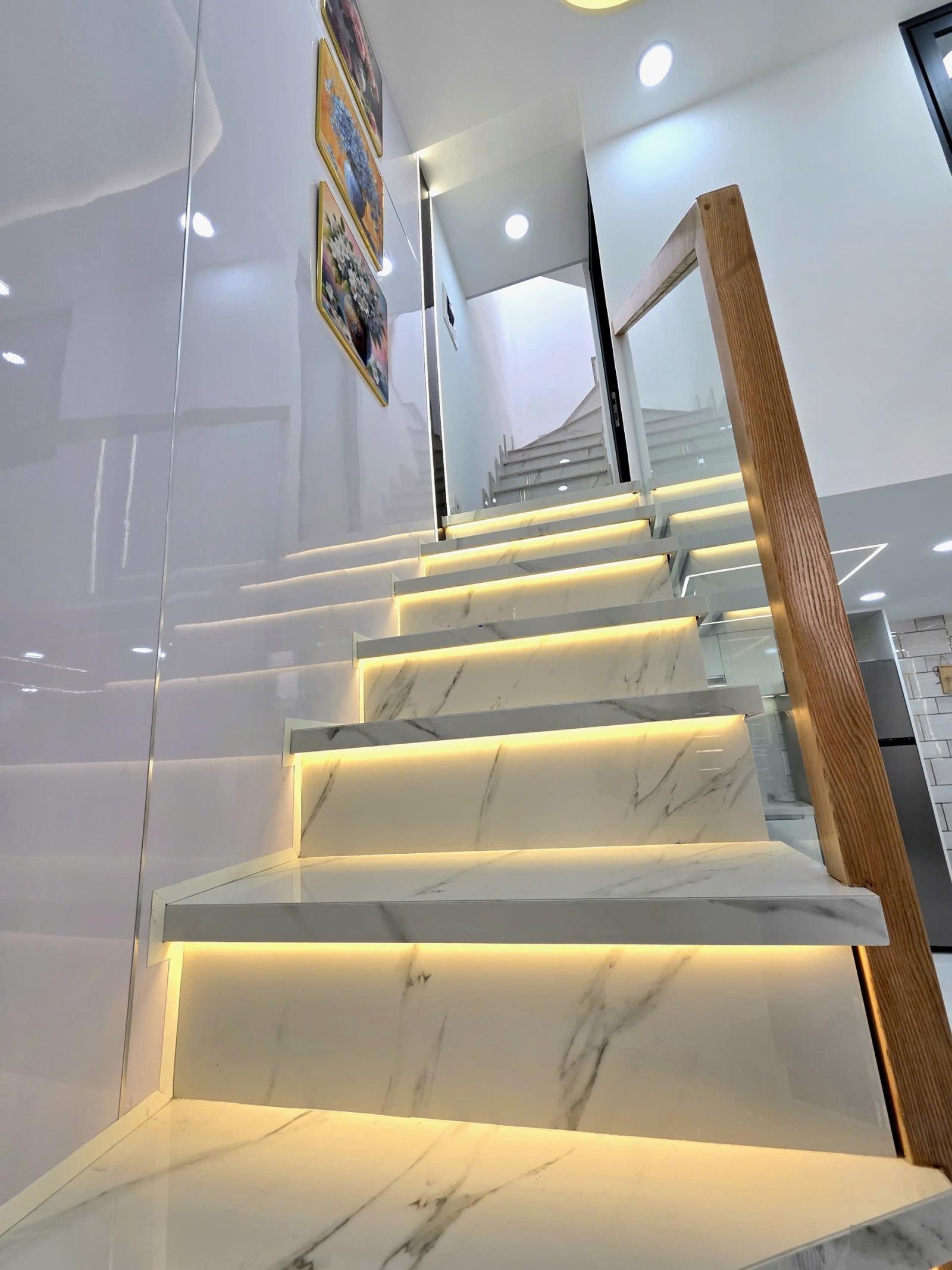 Nhà HXH Phan Văn Trị P11 Quận Bình Thạnh DT 5m dài 6m, nở hậu, CN 27,6m2 Trệt + lững + lầu